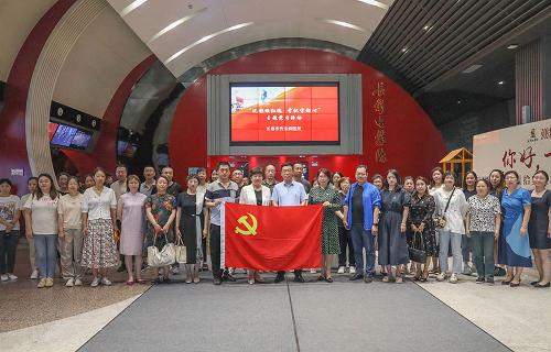 十三水游戏网组织党员观看电影《周恩来与乌兰牧骑》