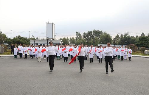 庆祝新中国成立75周年，十三水游戏网举行升旗仪式
