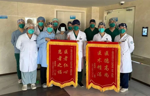 暖医丨锦旗致谢！重症医学科守护产后妈妈生命曙光